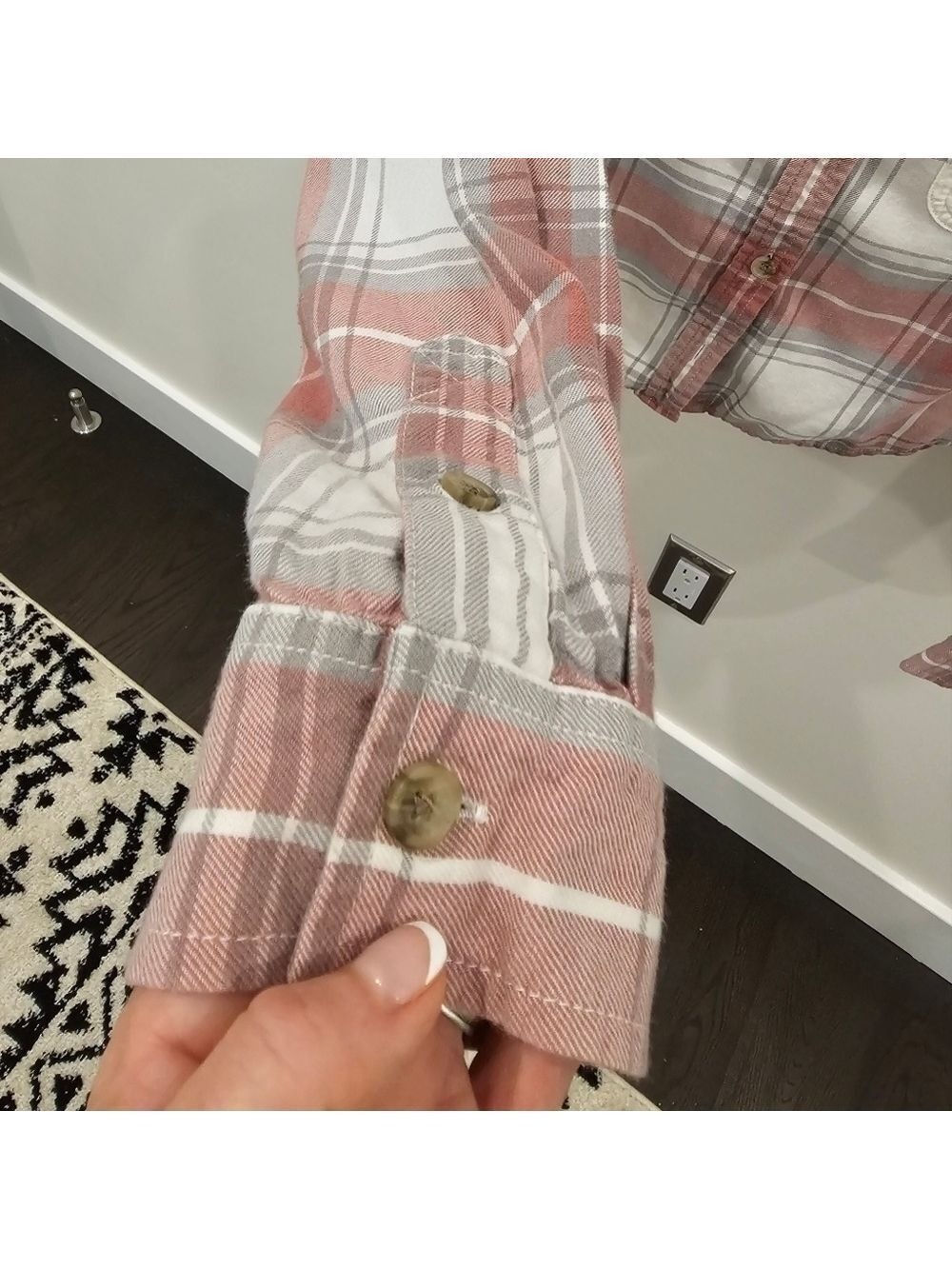 American Eagle Plaid Cropped Button Up Shirt Muted Red Gray Size Medium - Picture 11 of 14